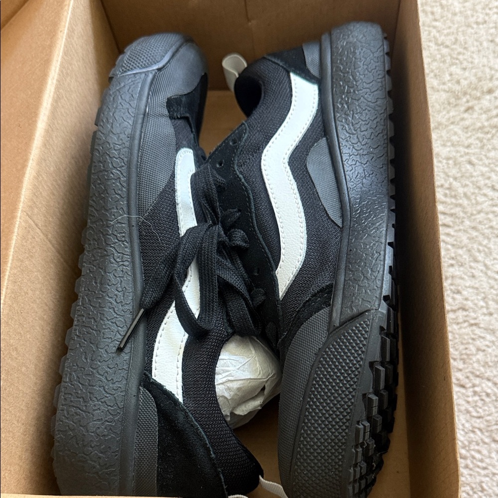 Vans Men’s Black and White Low-Top Sneakers
